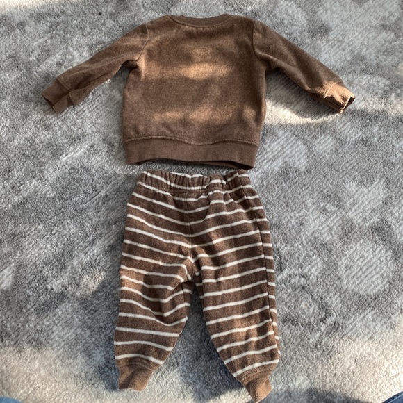 2/$15 Lion fleece sweatsuit - Picture 4 of 4